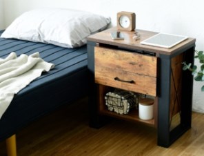 ベッドサイドテーブル